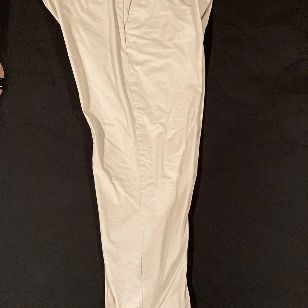 Tommy Hilfiger light khaki flat front pants 44x32 - Picture 2 of 3